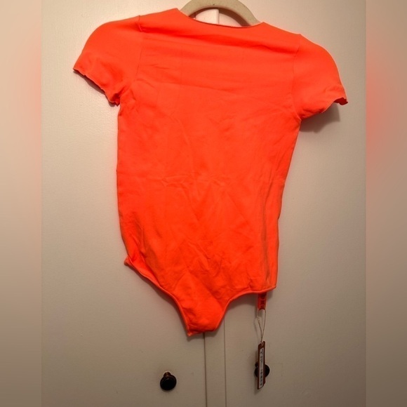 Skims ESSENTIAL T-SHIRT BODYSUIT in Orange Highlighter size s/m NWT - Picture 3 of 7
